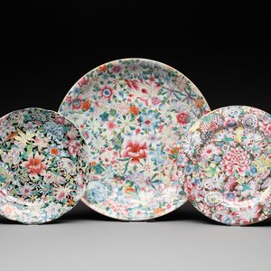 A Chinese famille rose 'millefleurs' dish and two plates, Qianlong and Jiu Jiang Jin Hua 九江錦華 mark, 20th C. — 照片 1