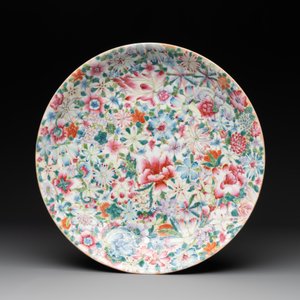 A Chinese famille rose 'millefleurs' dish and two plates, Qianlong and Jiu Jiang Jin Hua 九江錦華 mark, 20th C. — 照片 2