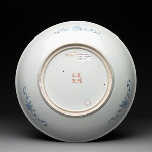 A Chinese famille rose 'millefleurs' dish and two plates, Qianlong and Jiu Jiang Jin Hua 九江錦華 mark, 20th C. — 照片 3