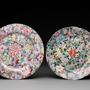 A Chinese famille rose 'millefleurs' dish and two plates, Qianlong and Jiu Jiang Jin Hua 九江錦華 mark, 20th C. — 照片 4