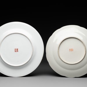 A Chinese famille rose 'millefleurs' dish and two plates, Qianlong and Jiu Jiang Jin Hua 九江錦華 mark, 20th C. — 照片 5