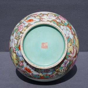 A Chinese famille rose 'millefleurs' hu vase, Qianlong mark, 20th C. — 照片 14