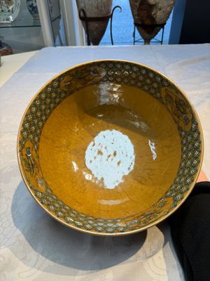 A Chinese famille rose 'Millefleurs' plate, a 'Dragons' plate, and a Nanking famille verte café-au-lait-ground bowl, Qianlong marks, 19/20th C. — 照片 1