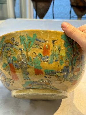 A Chinese famille rose 'Millefleurs' plate, a 'Dragons' plate, and a Nanking famille verte café-au-lait-ground bowl, Qianlong marks, 19/20th C. — 照片 12