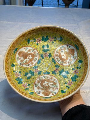 A Chinese famille rose 'Millefleurs' plate, a 'Dragons' plate, and a Nanking famille verte café-au-lait-ground bowl, Qianlong marks, 19/20th C. — 照片 16