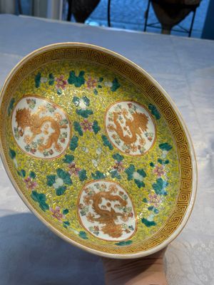 A Chinese famille rose 'Millefleurs' plate, a 'Dragons' plate, and a Nanking famille verte café-au-lait-ground bowl, Qianlong marks, 19/20th C. — 照片 17