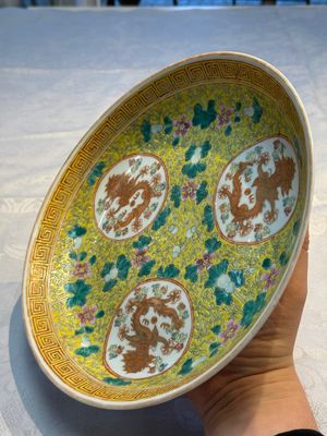 A Chinese famille rose 'Millefleurs' plate, a 'Dragons' plate, and a Nanking famille verte café-au-lait-ground bowl, Qianlong marks, 19/20th C. — 照片 18