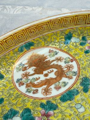 A Chinese famille rose 'Millefleurs' plate, a 'Dragons' plate, and a Nanking famille verte café-au-lait-ground bowl, Qianlong marks, 19/20th C. — 照片 19