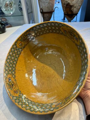 A Chinese famille rose 'Millefleurs' plate, a 'Dragons' plate, and a Nanking famille verte café-au-lait-ground bowl, Qianlong marks, 19/20th C. — 照片 2
