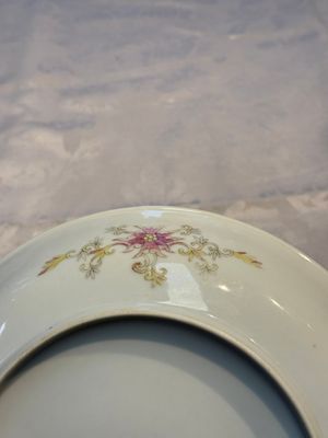 A Chinese famille rose 'Millefleurs' plate, a 'Dragons' plate, and a Nanking famille verte café-au-lait-ground bowl, Qianlong marks, 19/20th C. — 照片 21