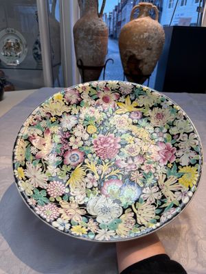 A Chinese famille rose 'Millefleurs' plate, a 'Dragons' plate, and a Nanking famille verte café-au-lait-ground bowl, Qianlong marks, 19/20th C. — 照片 25