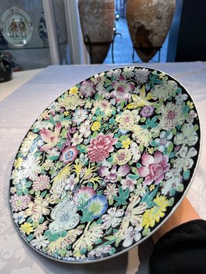 A Chinese famille rose 'Millefleurs' plate, a 'Dragons' plate, and a Nanking famille verte café-au-lait-ground bowl, Qianlong marks, 19/20th C. — 照片 26