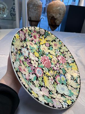 A Chinese famille rose 'Millefleurs' plate, a 'Dragons' plate, and a Nanking famille verte café-au-lait-ground bowl, Qianlong marks, 19/20th C. — 照片 27