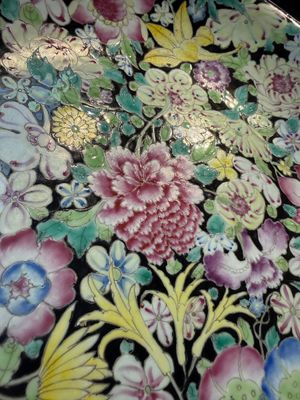 A Chinese famille rose 'Millefleurs' plate, a 'Dragons' plate, and a Nanking famille verte café-au-lait-ground bowl, Qianlong marks, 19/20th C. — 照片 28