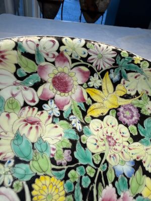 A Chinese famille rose 'Millefleurs' plate, a 'Dragons' plate, and a Nanking famille verte café-au-lait-ground bowl, Qianlong marks, 19/20th C. — 照片 29