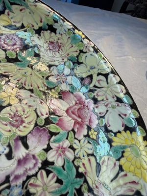 A Chinese famille rose 'Millefleurs' plate, a 'Dragons' plate, and a Nanking famille verte café-au-lait-ground bowl, Qianlong marks, 19/20th C. — 照片 30