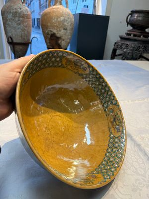 A Chinese famille rose 'Millefleurs' plate, a 'Dragons' plate, and a Nanking famille verte café-au-lait-ground bowl, Qianlong marks, 19/20th C. — 照片 3