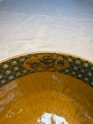A Chinese famille rose 'Millefleurs' plate, a 'Dragons' plate, and a Nanking famille verte café-au-lait-ground bowl, Qianlong marks, 19/20th C. — 照片 4