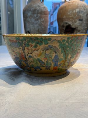 A Chinese famille rose 'Millefleurs' plate, a 'Dragons' plate, and a Nanking famille verte café-au-lait-ground bowl, Qianlong marks, 19/20th C. — 照片 5