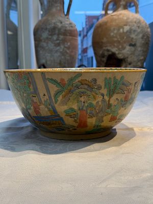 A Chinese famille rose 'Millefleurs' plate, a 'Dragons' plate, and a Nanking famille verte café-au-lait-ground bowl, Qianlong marks, 19/20th C. — 照片 6