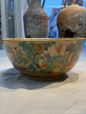 A Chinese famille rose 'Millefleurs' plate, a 'Dragons' plate, and a Nanking famille verte café-au-lait-ground bowl, Qianlong marks, 19/20th C. — 照片 7