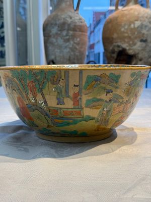 A Chinese famille rose 'Millefleurs' plate, a 'Dragons' plate, and a Nanking famille verte café-au-lait-ground bowl, Qianlong marks, 19/20th C. — 照片 8