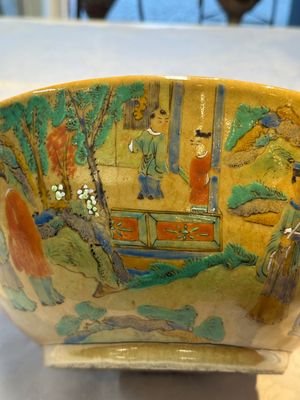 A Chinese famille rose 'Millefleurs' plate, a 'Dragons' plate, and a Nanking famille verte café-au-lait-ground bowl, Qianlong marks, 19/20th C. — 照片 9