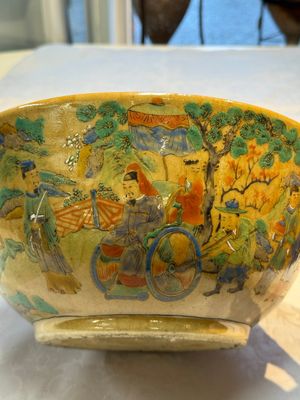 A Chinese famille rose 'Millefleurs' plate, a 'Dragons' plate, and a Nanking famille verte café-au-lait-ground bowl, Qianlong marks, 19/20th C. — 照片 10