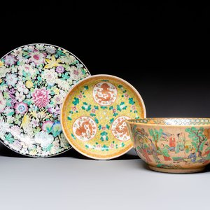 A Chinese famille rose 'Millefleurs' plate, a 'Dragons' plate, and a Nanking famille verte café-au-lait-ground bowl, Qianlong marks, 19/20th C. — 照片 1