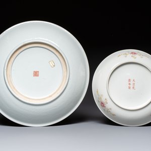A Chinese famille rose 'Millefleurs' plate, a 'Dragons' plate, and a Nanking famille verte café-au-lait-ground bowl, Qianlong marks, 19/20th C. — 照片 3