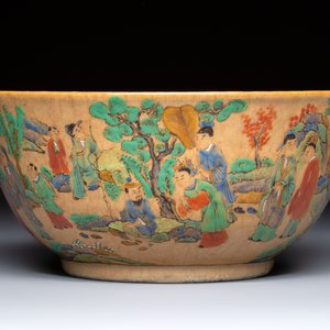 A Chinese famille rose 'Millefleurs' plate, a 'Dragons' plate, and a Nanking famille verte café-au-lait-ground bowl, Qianlong marks, 19/20th C. — 照片 4