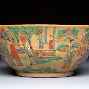 A Chinese famille rose 'Millefleurs' plate, a 'Dragons' plate, and a Nanking famille verte café-au-lait-ground bowl, Qianlong marks, 19/20th C. — 照片 5