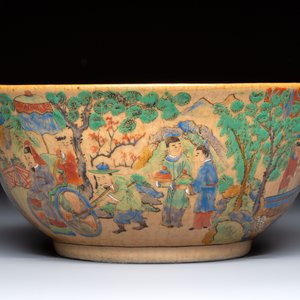 A Chinese famille rose 'Millefleurs' plate, a 'Dragons' plate, and a Nanking famille verte café-au-lait-ground bowl, Qianlong marks, 19/20th C. — 照片 6