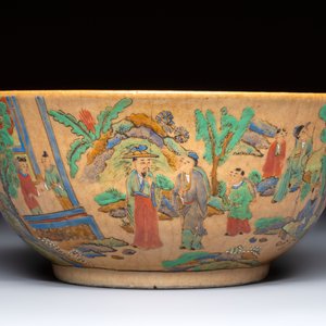 A Chinese famille rose 'Millefleurs' plate, a 'Dragons' plate, and a Nanking famille verte café-au-lait-ground bowl, Qianlong marks, 19/20th C. — 照片 7
