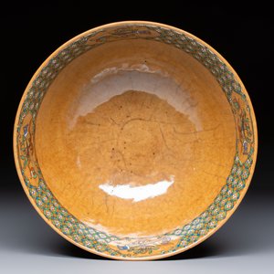 A Chinese famille rose 'Millefleurs' plate, a 'Dragons' plate, and a Nanking famille verte café-au-lait-ground bowl, Qianlong marks, 19/20th C. — 照片 8