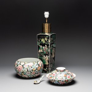 A Chinese famille rose 'millefleurs' water container, a covered bowl, a spoon and a famille noire vase mounted as lamp, Qianlong mark, 19/20th C. — photo 1