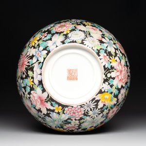 A Chinese famille rose 'millefleurs' water container, a covered bowl, a spoon and a famille noire vase mounted as lamp, Qianlong mark, 19/20th C. — photo 11
