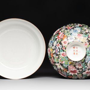 A Chinese famille rose 'millefleurs' water container, a covered bowl, a spoon and a famille noire vase mounted as lamp, Qianlong mark, 19/20th C. — photo 12
