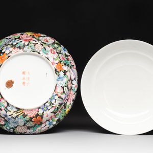 A Chinese famille rose 'millefleurs' water container, a covered bowl, a spoon and a famille noire vase mounted as lamp, Qianlong mark, 19/20th C. — photo 13