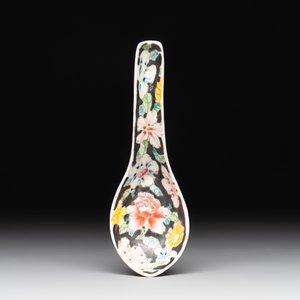 A Chinese famille rose 'millefleurs' water container, a covered bowl, a spoon and a famille noire vase mounted as lamp, Qianlong mark, 19/20th C. — photo 14