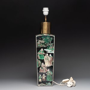 A Chinese famille rose 'millefleurs' water container, a covered bowl, a spoon and a famille noire vase mounted as lamp, Qianlong mark, 19/20th C. — photo 3