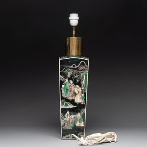 A Chinese famille rose 'millefleurs' water container, a covered bowl, a spoon and a famille noire vase mounted as lamp, Qianlong mark, 19/20th C. — photo 4