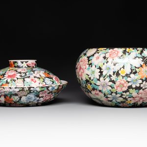 A Chinese famille rose 'millefleurs' water container, a covered bowl, a spoon and a famille noire vase mounted as lamp, Qianlong mark, 19/20th C. — photo 8