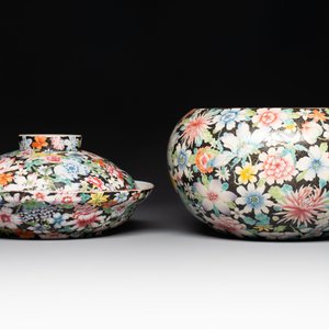 A Chinese famille rose 'millefleurs' water container, a covered bowl, a spoon and a famille noire vase mounted as lamp, Qianlong mark, 19/20th C. — photo 9