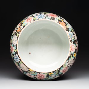 A Chinese famille rose 'millefleurs' water container, a covered bowl, a spoon and a famille noire vase mounted as lamp, Qianlong mark, 19/20th C. — photo 10