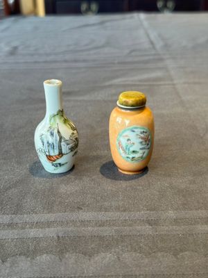 A Chinese famille rose miniature vase and a snuff bottle, Daoguang mark and of the period, 19th C. — photo 1