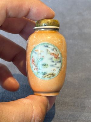 A Chinese famille rose miniature vase and a snuff bottle, Daoguang mark and of the period, 19th C. — photo 11