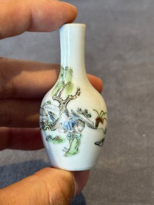 A Chinese famille rose miniature vase and a snuff bottle, Daoguang mark and of the period, 19th C. — photo 2