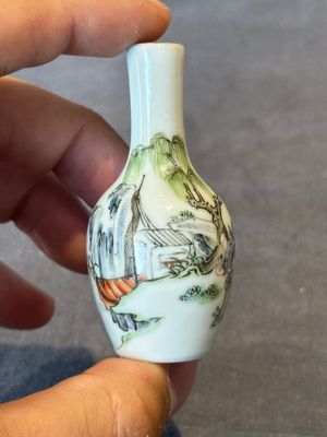 A Chinese famille rose miniature vase and a snuff bottle, Daoguang mark and of the period, 19th C. — photo 3