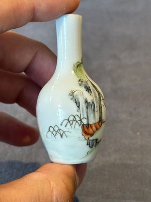 A Chinese famille rose miniature vase and a snuff bottle, Daoguang mark and of the period, 19th C. — photo 4
